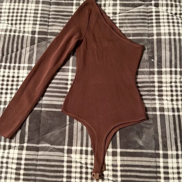 HP!! 🥳NWOT Brown one sleeve asymmetrical bodysuit - Picture 3 of 3